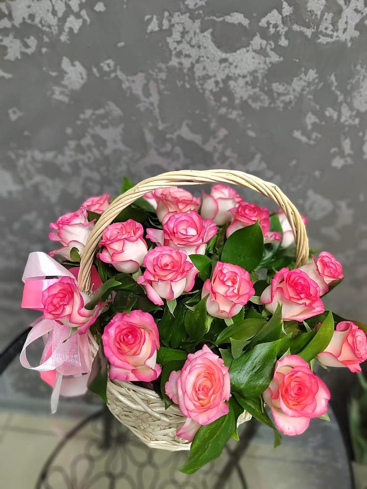 Цветочная композиция из Розы в корзине в Октябрьский Башкортостан