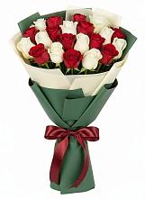 Букет Микс из красных и белых роз в Октябрьский Башкортостан