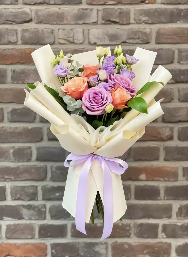 Букет цветов из: Лизиантусы и Розы в Октябрьский Башкортостан