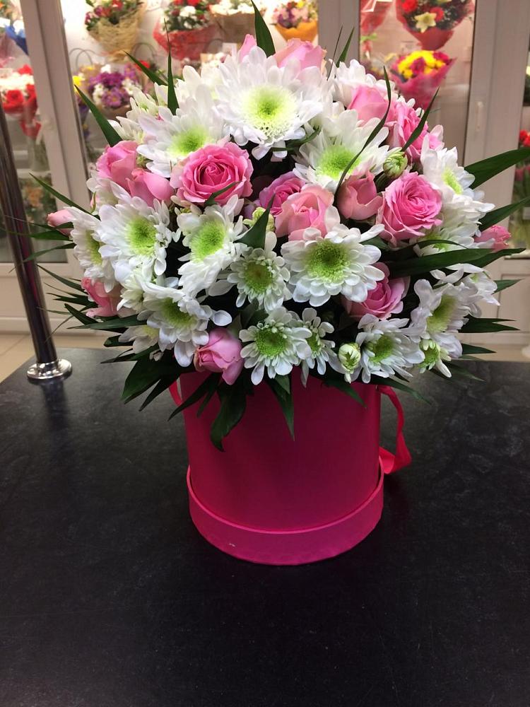 Цветочная композиция из Розы и Хризантемы в шляпной коробке в Октябрьский Башкортостан